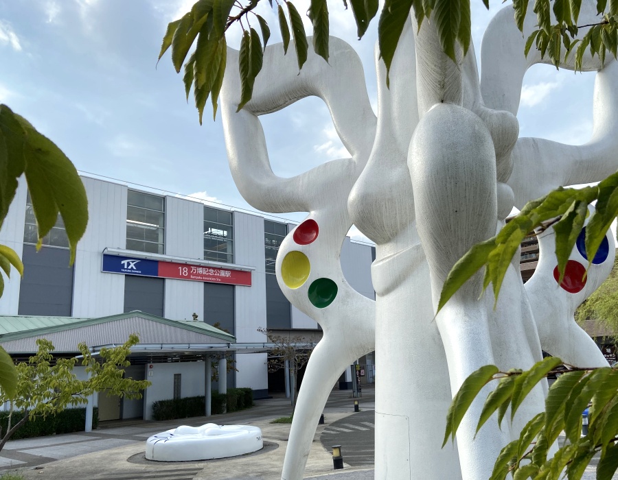 万博記念公園駅前