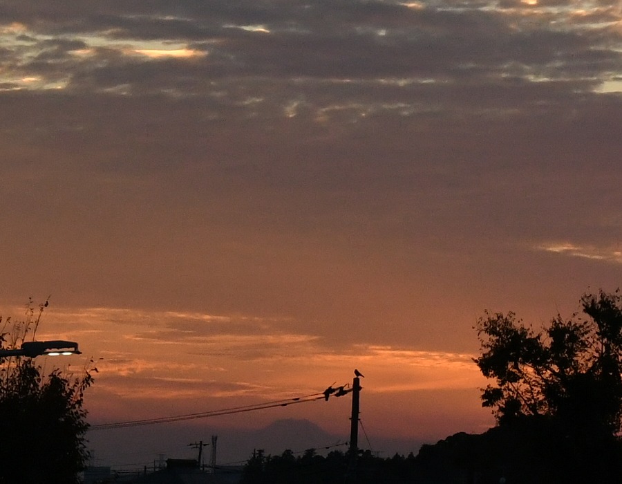 夕方の空にかすかに見える富士山のシルエット